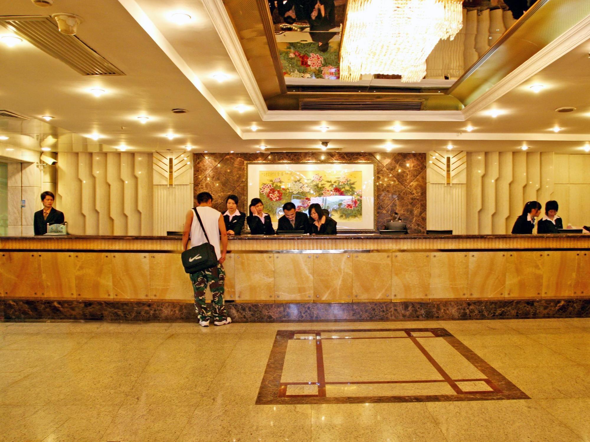 Shenzhen Luohu Railway Station Hotel - West Building Экстерьер фото